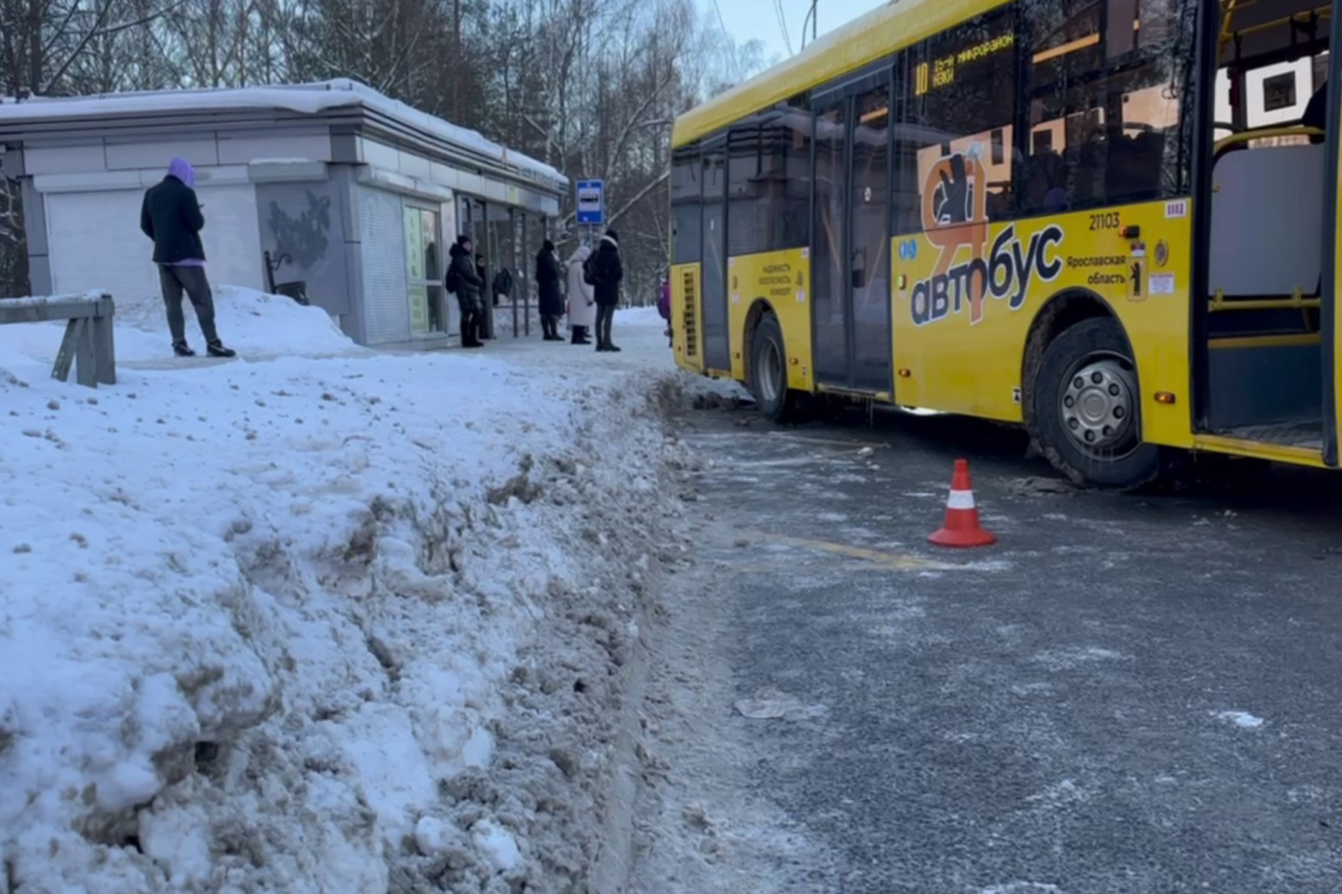 Сбили наглухо, умер в скорой»: в ДТП с «Яавтобусом» в Ярославле погиб  пешеход | 22.01.2024 | Ярославль - БезФормата