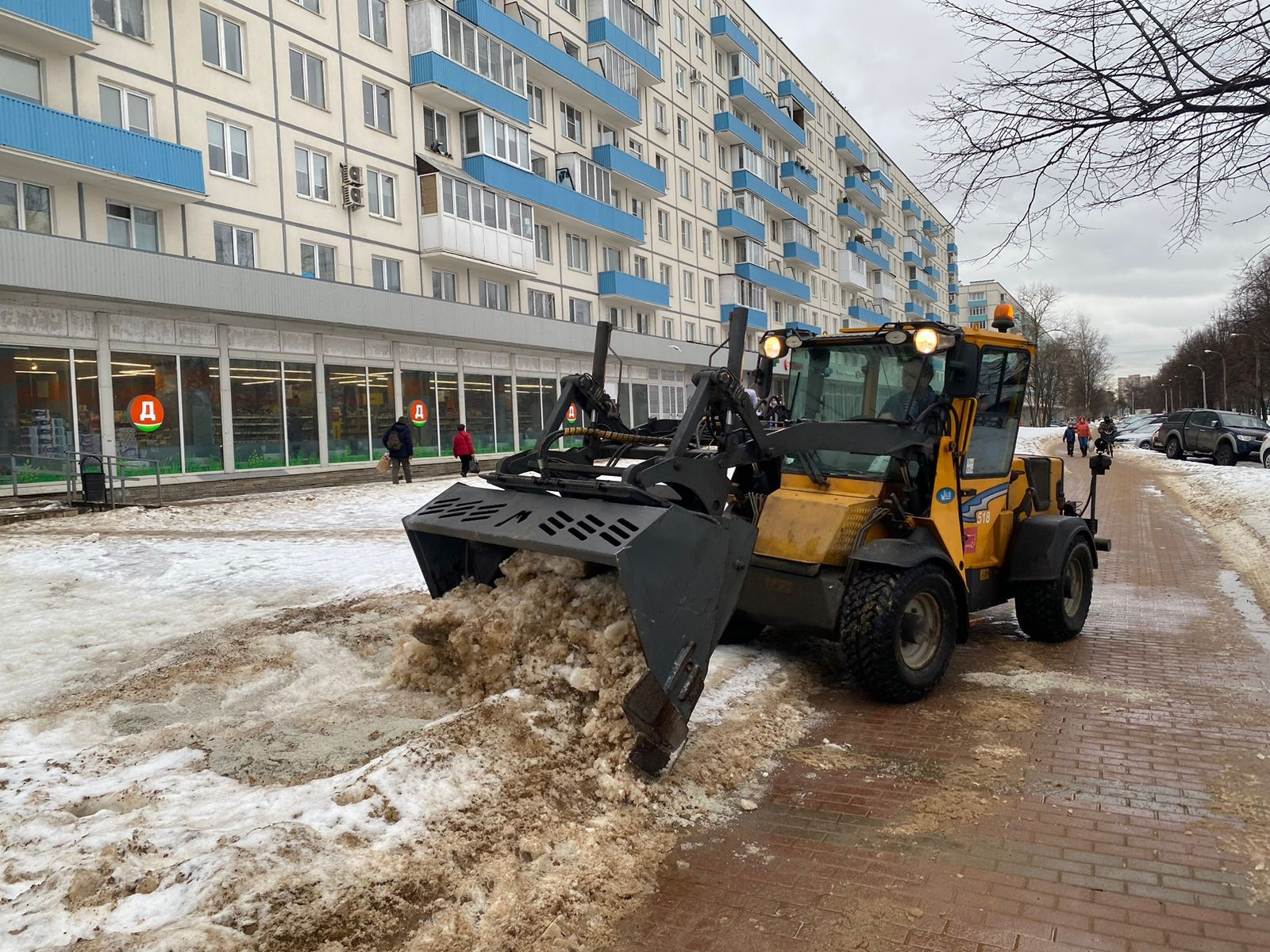 Куда звонить, если скользко. Дорожники продолжают бороться со льдом в Петербурге