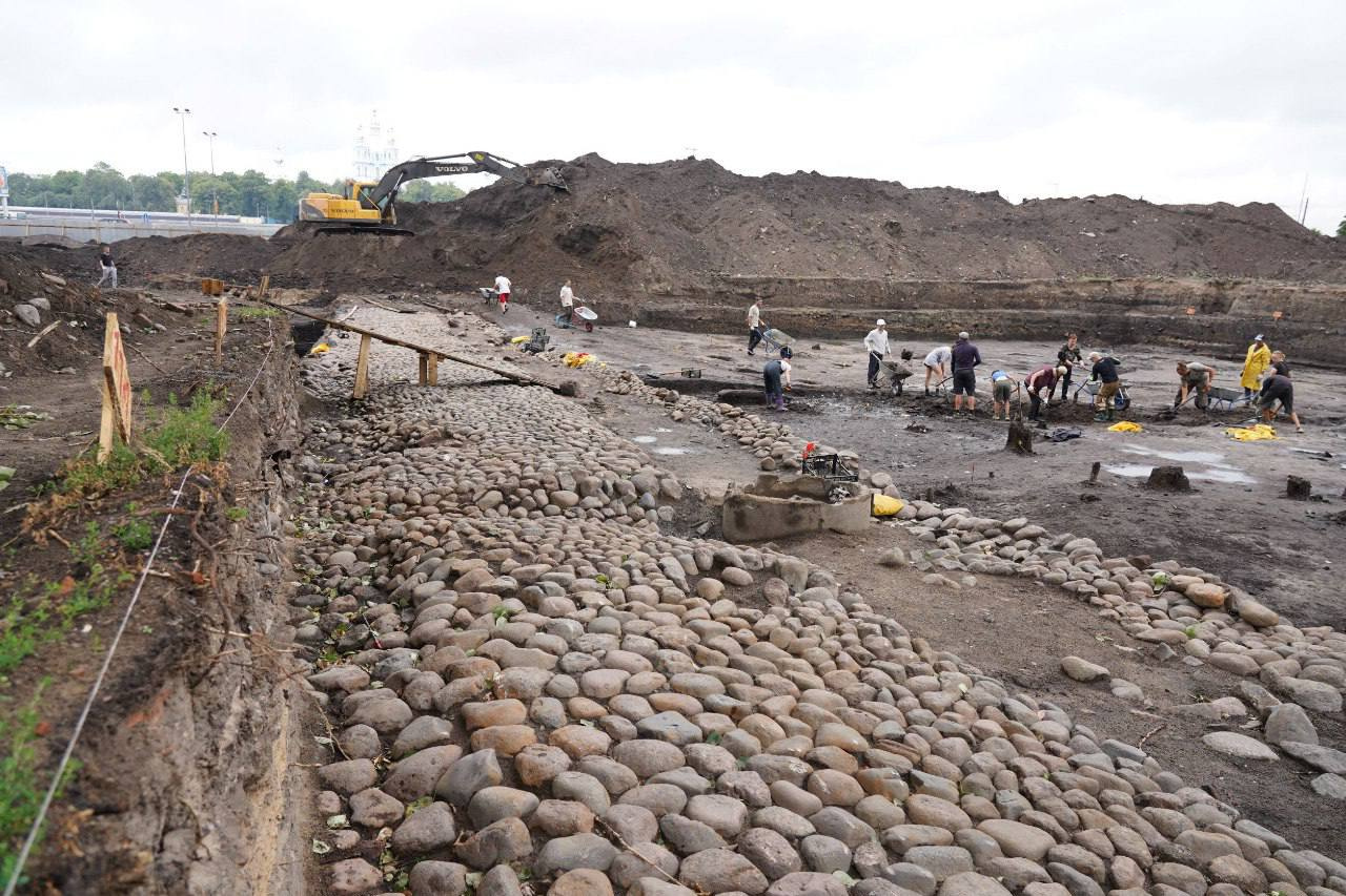 Петербургские археологи показали мощеные мостовые, найденные у гостиницы «Охтинская»