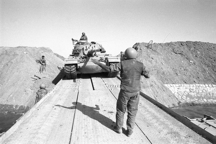 Израильский танк пересекает Суэцкий канал