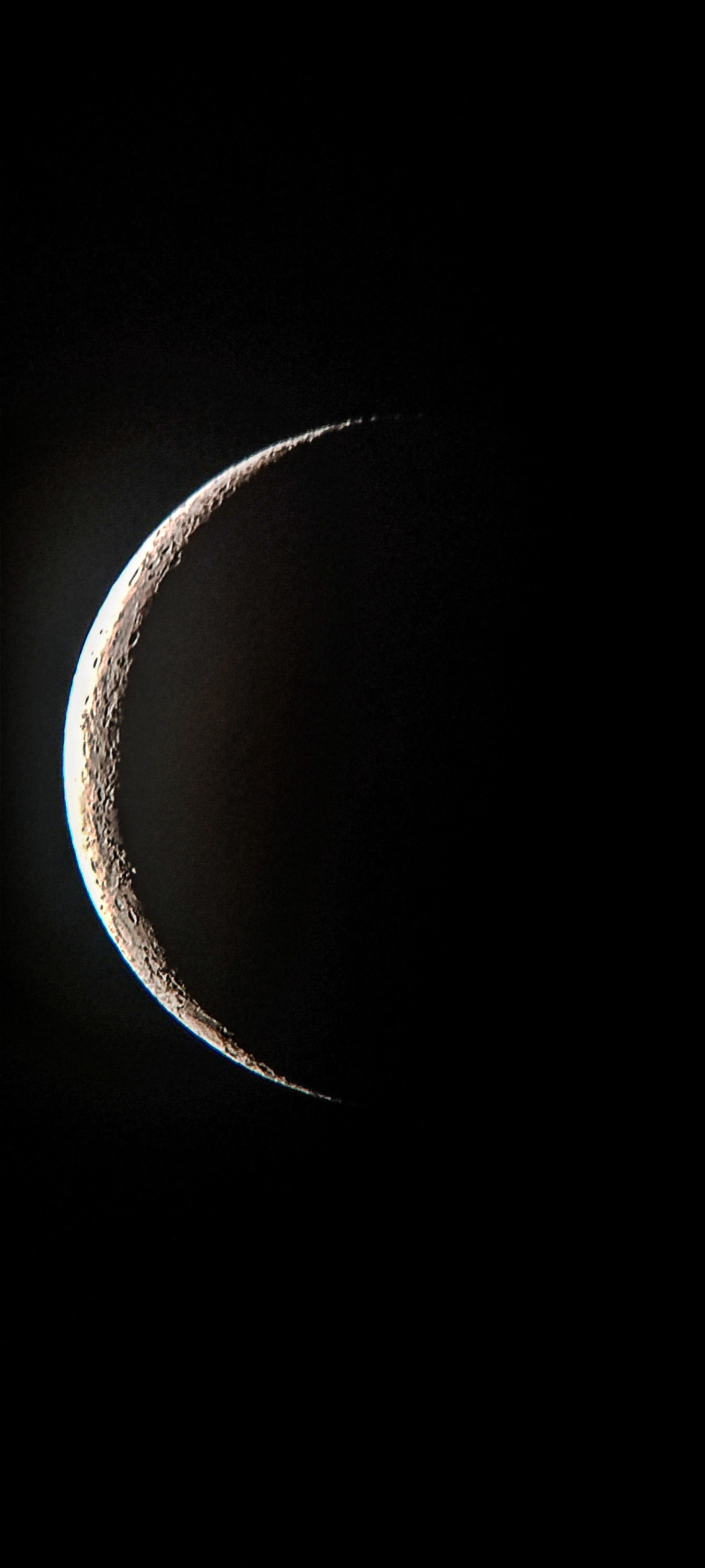 Поверхность Луны через телескоп