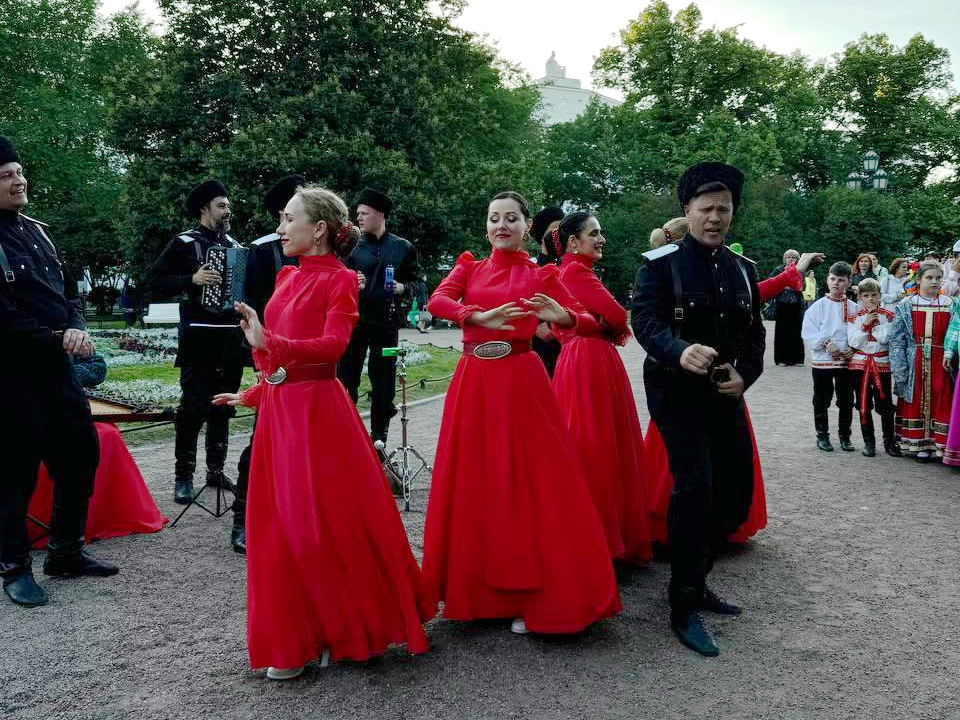 В Екатерининском саду играла гармонь. После съемок артисты пошли в пляс