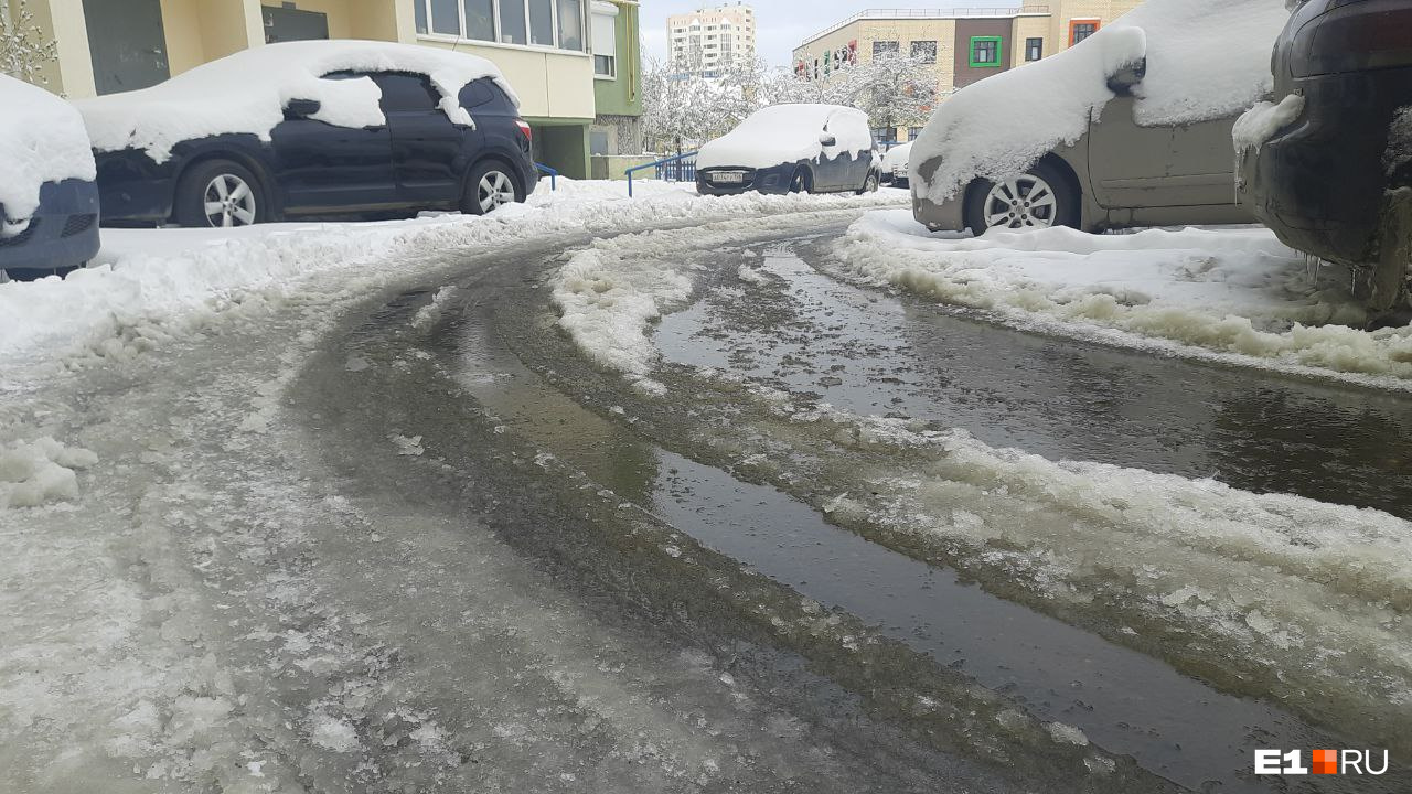 Самый скользкий день, заходил... Сейчас! Как Екатеринбург переживает последствия адского снегопада: онлайн