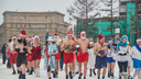 Полуобнаженные Деды Морозы и Снегурочки пробежали по центру Новосибирска: предновогодний фоторепортаж