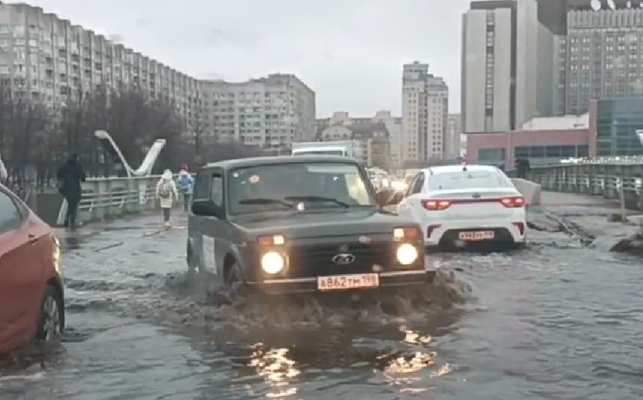 Пусть плывут неуклюже. Петербургские водители страдают на превратившихся в реки дорогах