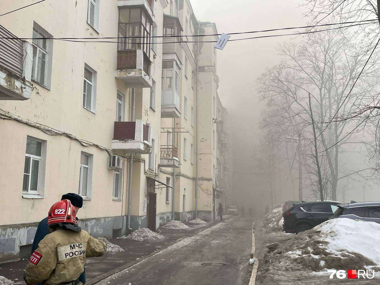 Эвакуировали детский сад. В центре Ярославля горит многоквартирный дом-сталинка.  Онлайн-репортаж | 14.03.2024 | Ярославль - БезФормата