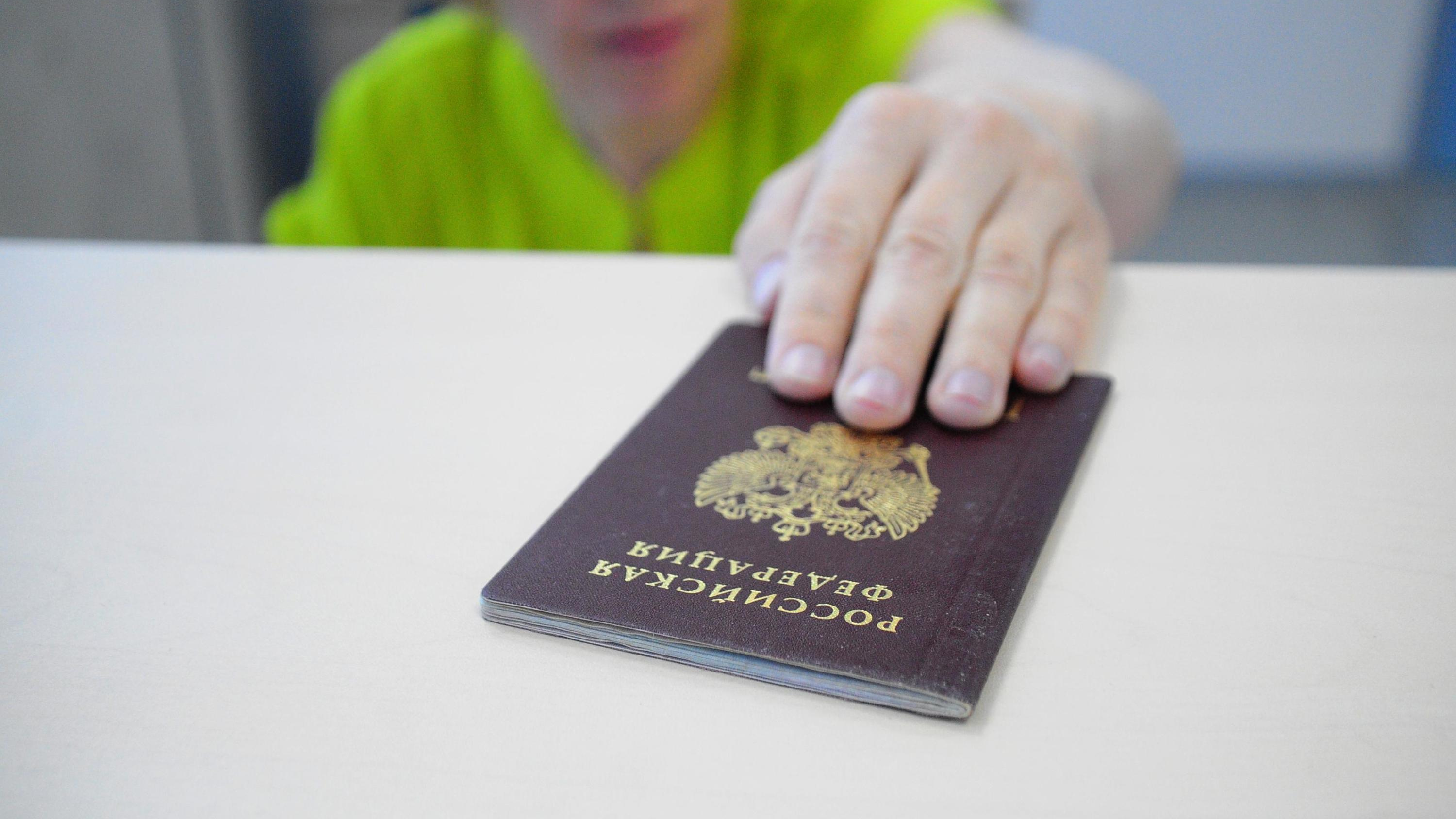 Правда ли, что получить паспорт за границей будет невозможно? Отвечает МИД