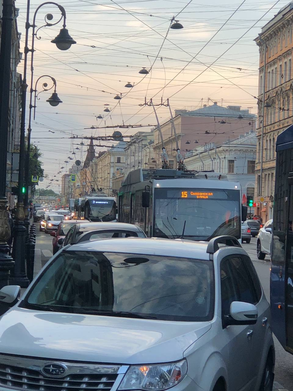 Троллейбусы встали в пробку на Литейном проспекте в Петербурге - 28 мая  2023 - ФОНТАНКА.ру