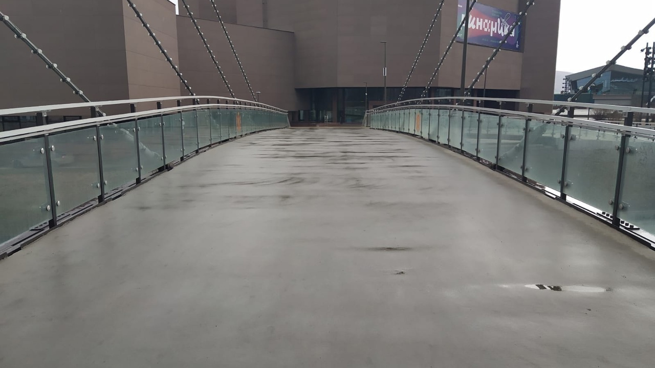 «Не без участия пешеходов и велосипедистов»: стеклянный поющий мост возле БКЗ испортился