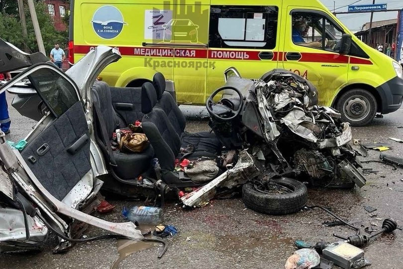 Легковушку почти разорвало: на Пограничников авария с четырьмя машинами и тремя пострадавшими