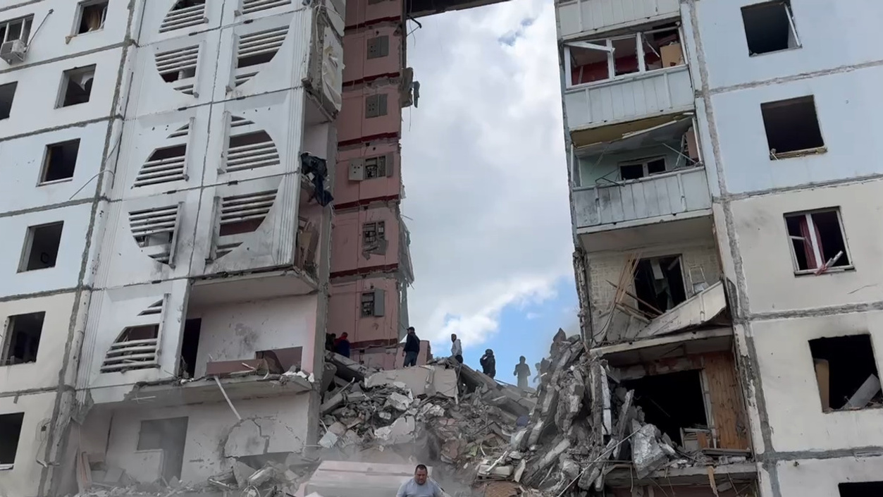В Белгороде подъезд десятиэтажки рухнул после попадания снаряда — момент удара попал на видео