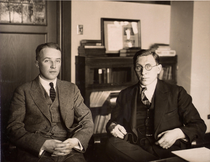 Фредерик Бантинг (справа) и его ассистент студент-медик Чарльз Бест