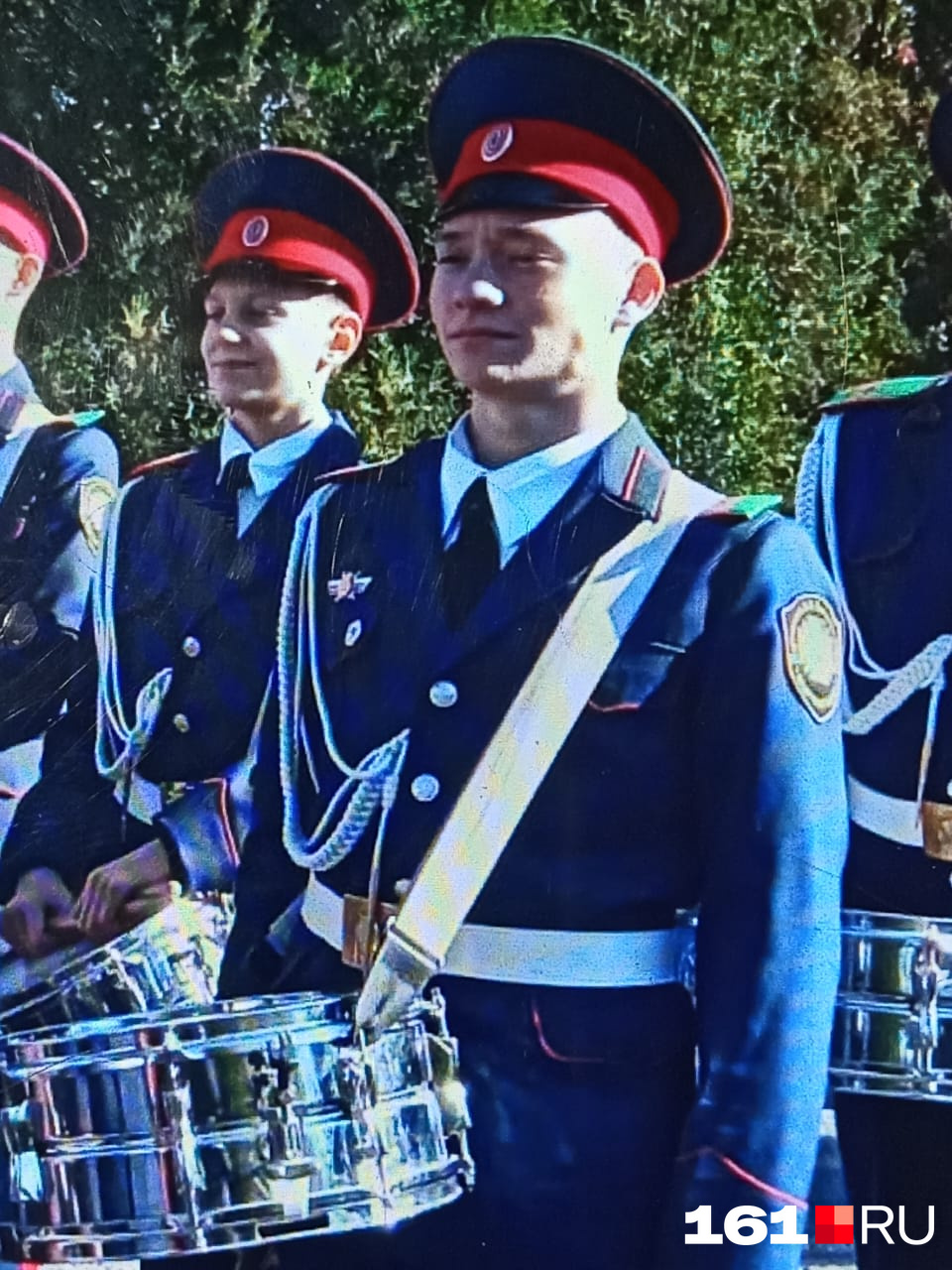 Алексей участвовал в параде на 9 Мая, за что получил удостоверение и почетный знак