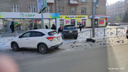 «Валяется каждая, где хочет»: в Новосибирске из-за гололеда машины слетают на обочины — что говорят эксперты