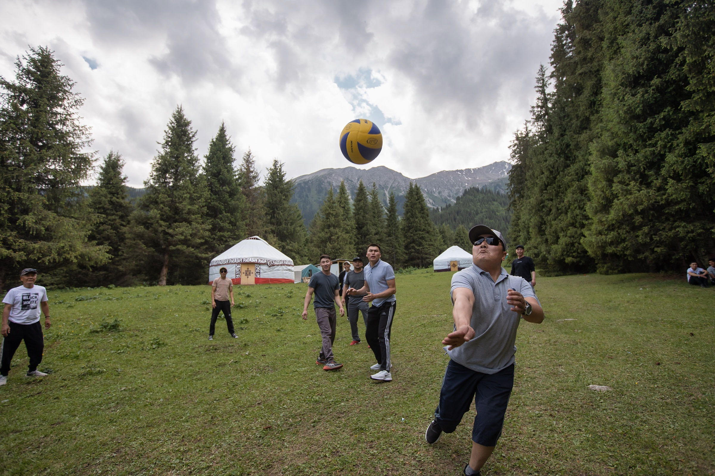 Местные жители ведут активный образ жизни: играют в волейбол, футбол, состязаются на лошадях