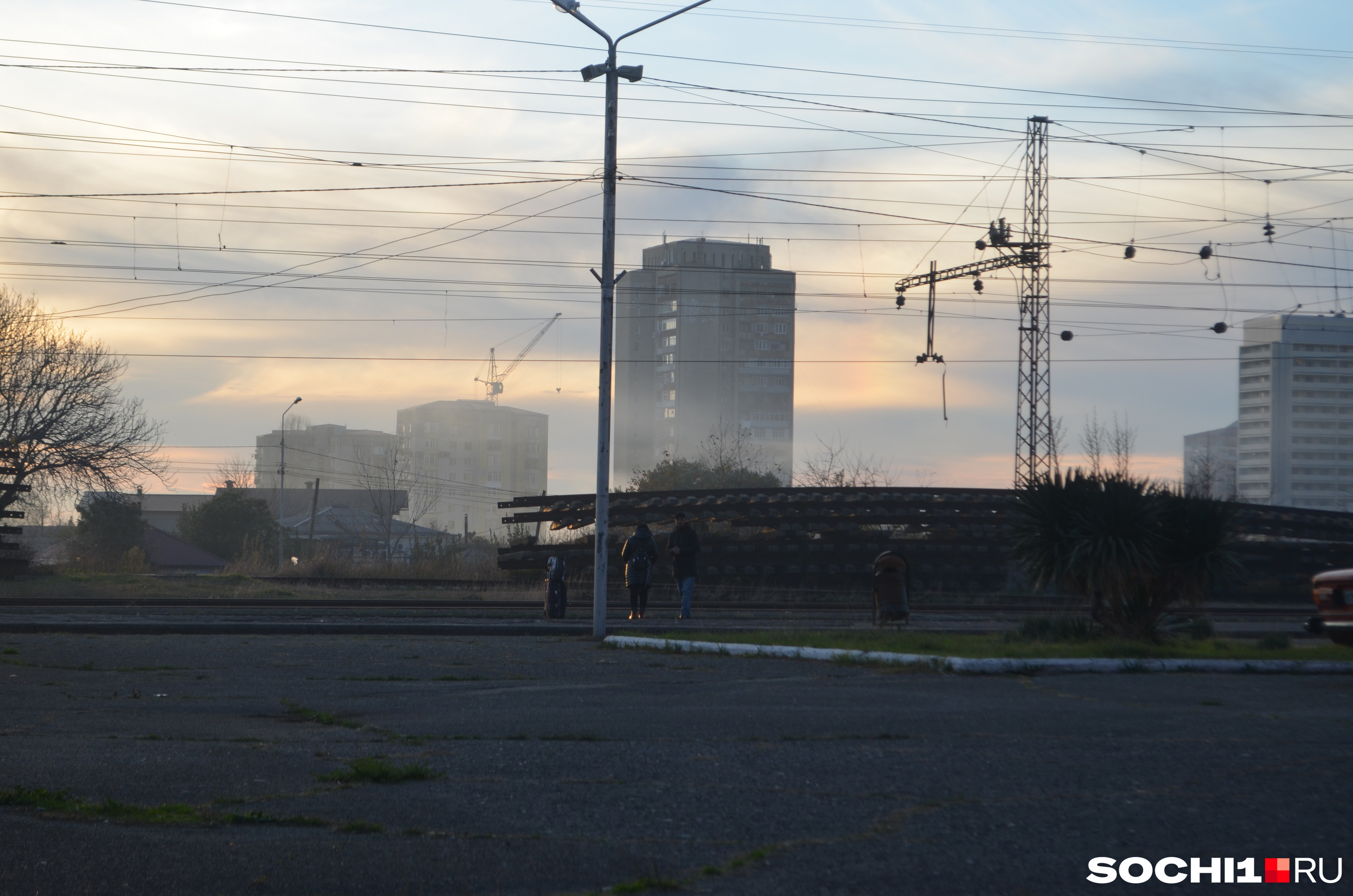 Железнодорожный вокзал в Гагре. Пейзаж напоминает промышленный город в России