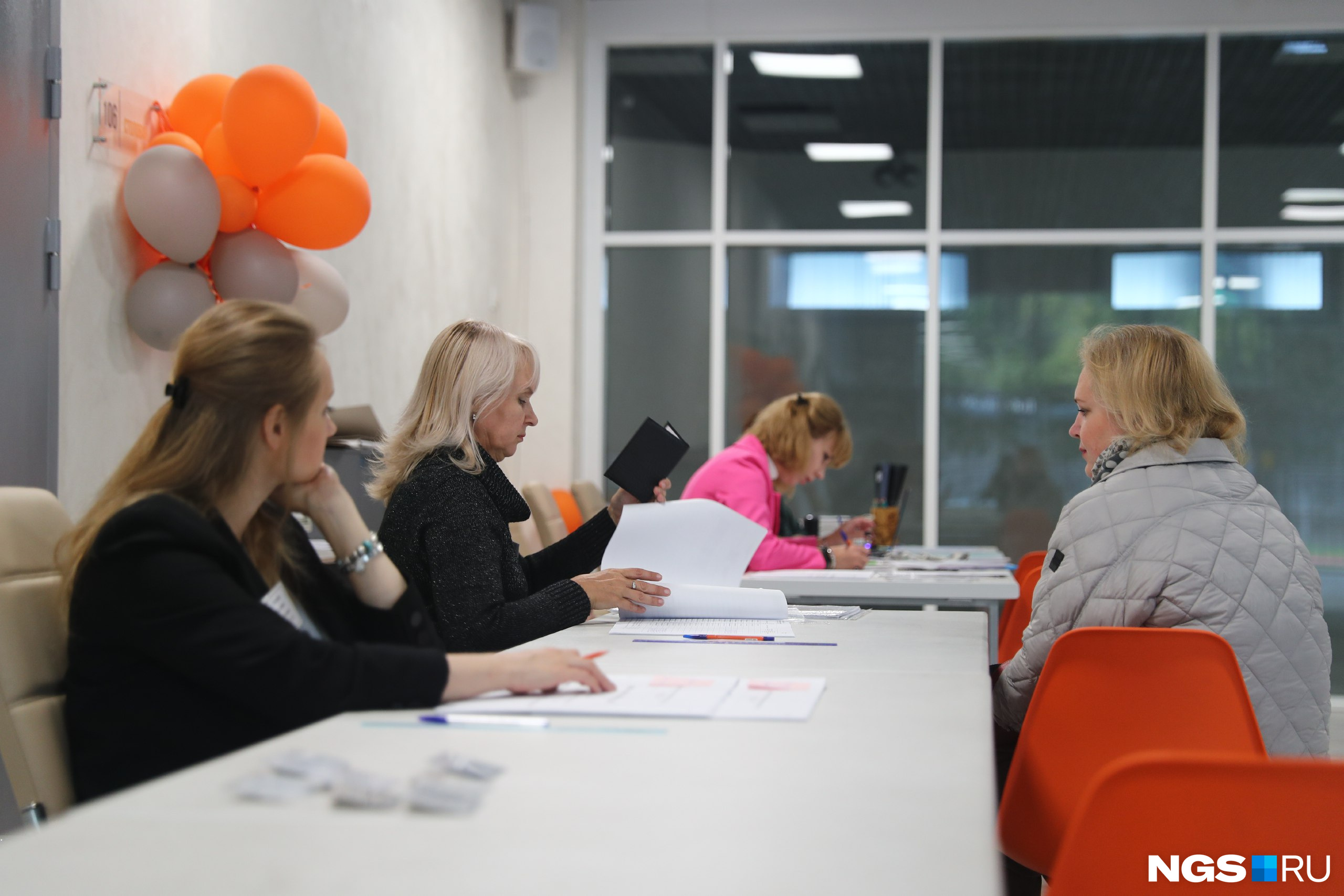 На участок в школе <nobr class="_">№ 54</nobr> пришли первые избиратели На участок в школе <nobr class="_">№ 54</nobr> пришли первые избиратели