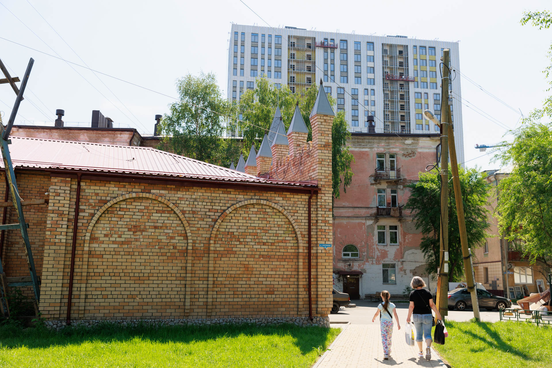 Дворы в центре уютные и зеленые. Рядом растут новые высотки Дворы в центре уютные и зеленые. Рядом растут новые высотки