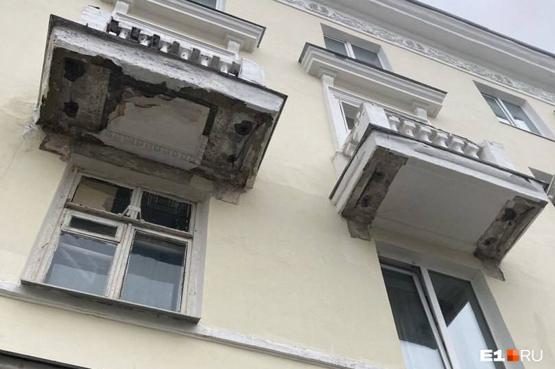На Химмаше обрушился балкон. Обломки рухнули на тротуар