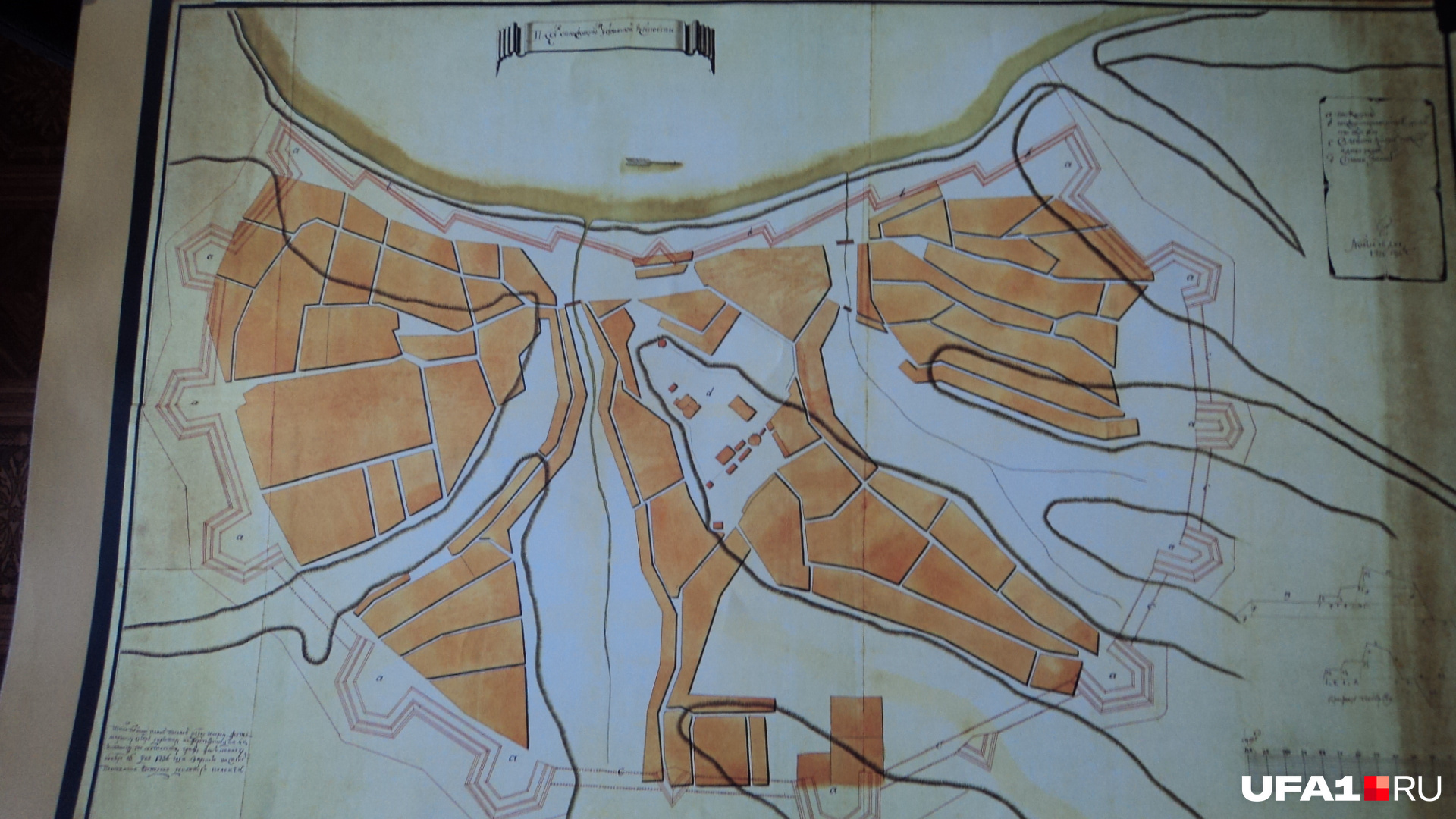 Этот план города датируется 1745 годом. Пунктирной линией здесь обозначено укрепление Уфы — оно проходило через городище, где позже и нашли деревянные элементы