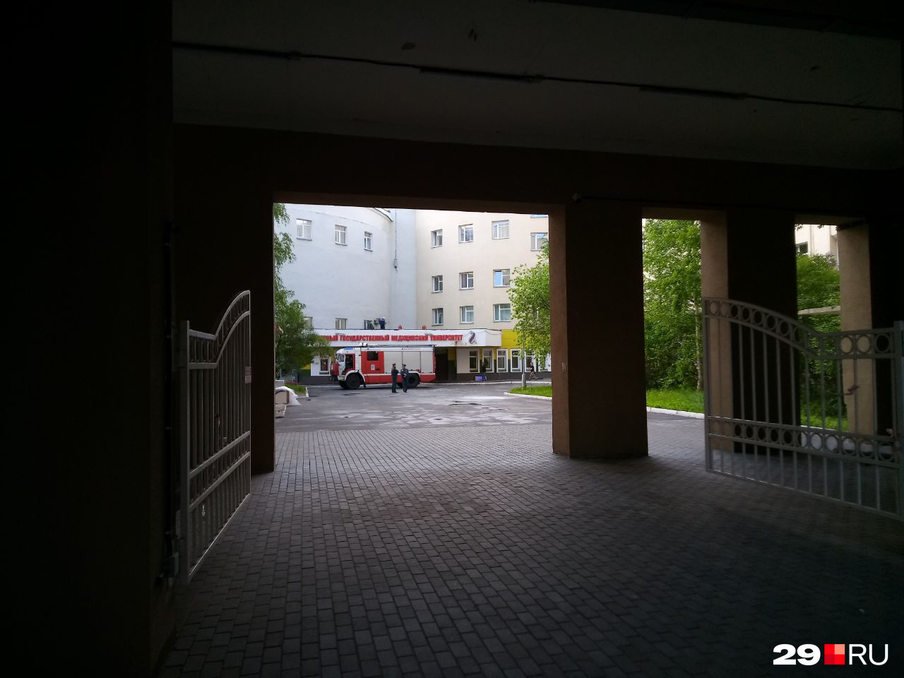 У самого входа стоит еще одна машина У самого входа стоит еще одна машина