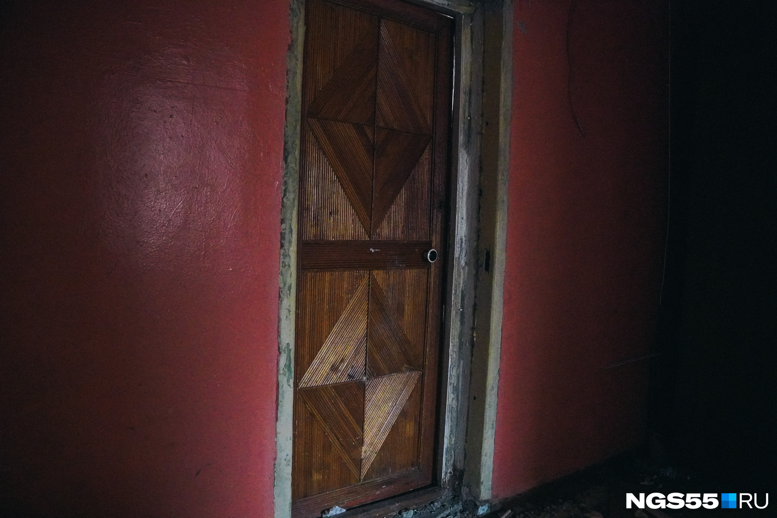 Снова поглядим на дом изнутри. Обычная деревянная дверь в квартиру. Раскроем секрет — мы находимся в общежитии