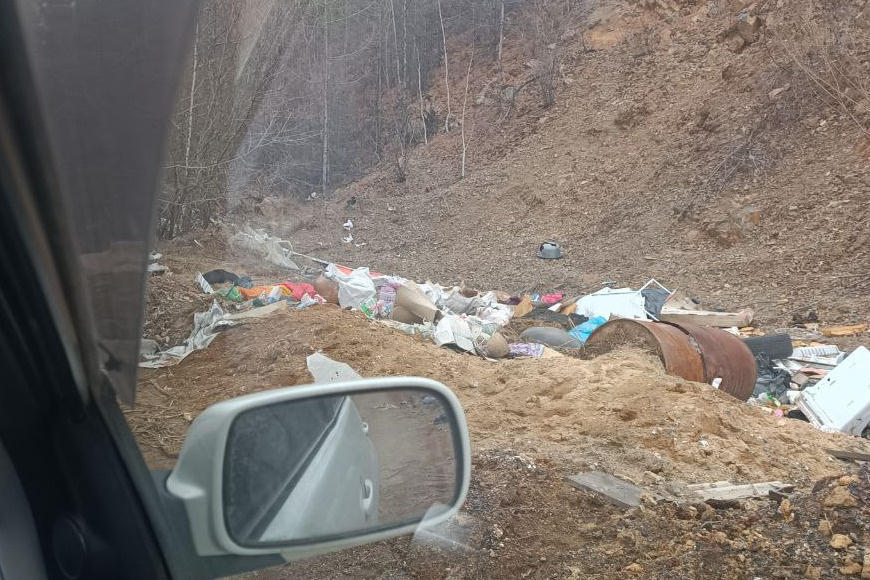 Подножье горы Светлой в Чите превращается в мусорный полигон