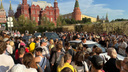 Толпы москвичей, заборы и ОМОН. Что творится у Красной площади, возле которой остановился Канье Уэст: фото