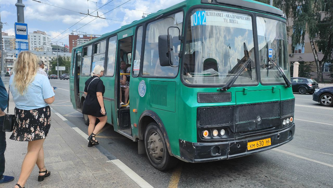 «Как бомжатник посетить»: екатеринбурженка пристыдила городские власти за убитый общественный транспорт