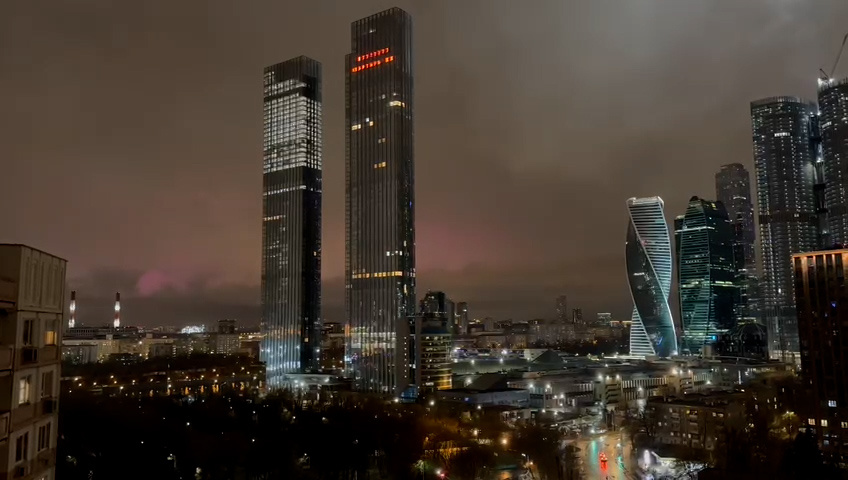 Магнитная буря или цветные прожекторы? Жители Москвы увидели в небе сияние