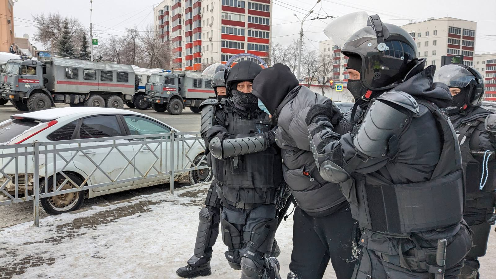 Разогнали за 10 минут: фотографии задержаний на митинге в поддержку Фаиля Алсынова в Уфе