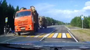 В Архангельской области грузовик чуть не сбил ребенка: момент попал на видео