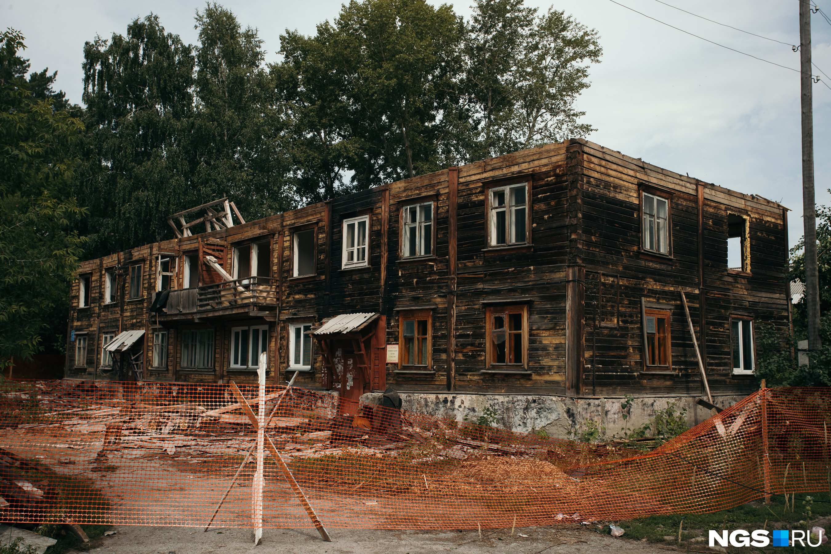 «Тут всё прогнившее»: в Академгородке начали сносить деревянные дома — жители замерли в ожидании