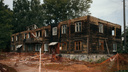 «Тут всё прогнившее»: в Академгородке начали сносить деревянные дома — жители замерли в ожидании