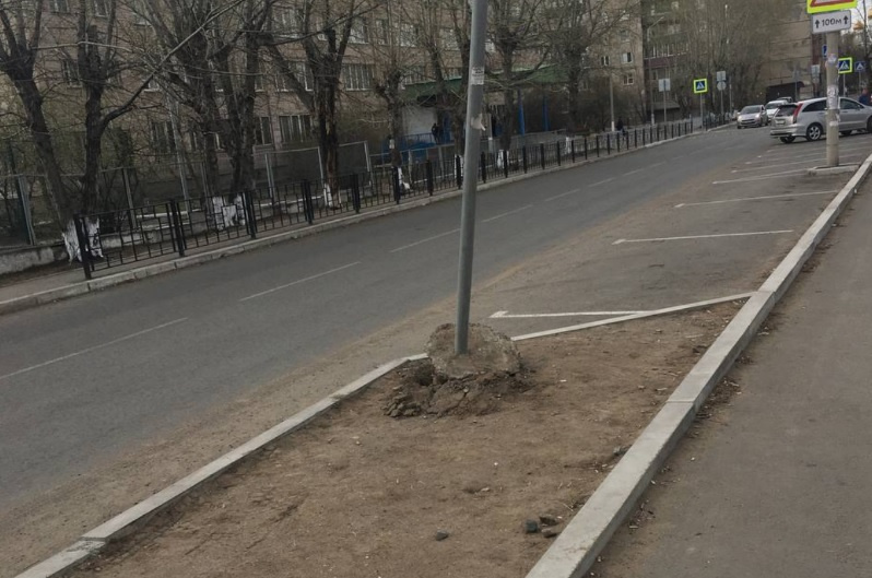 Дорожный знак опасно накренился у школы в Чите