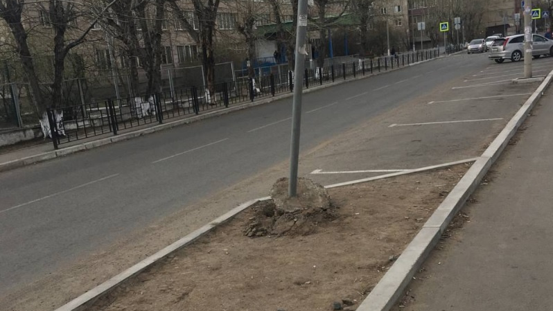 Дорожный знак опасно накренился у школы в Чите