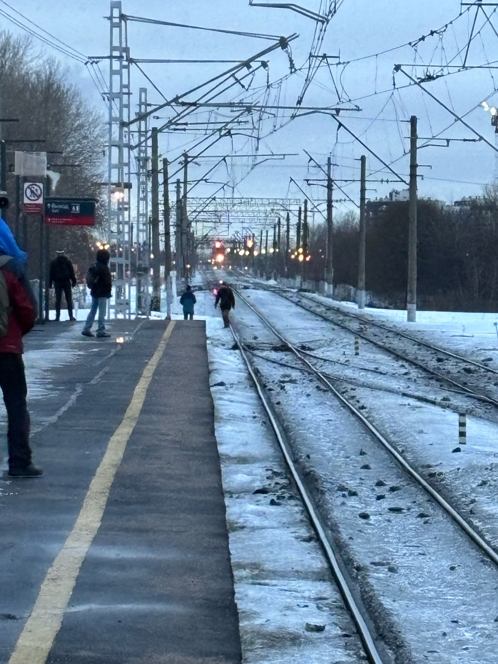 На Витебском вокзале встали электрички, пассажирам пришлось ждать полчаса
