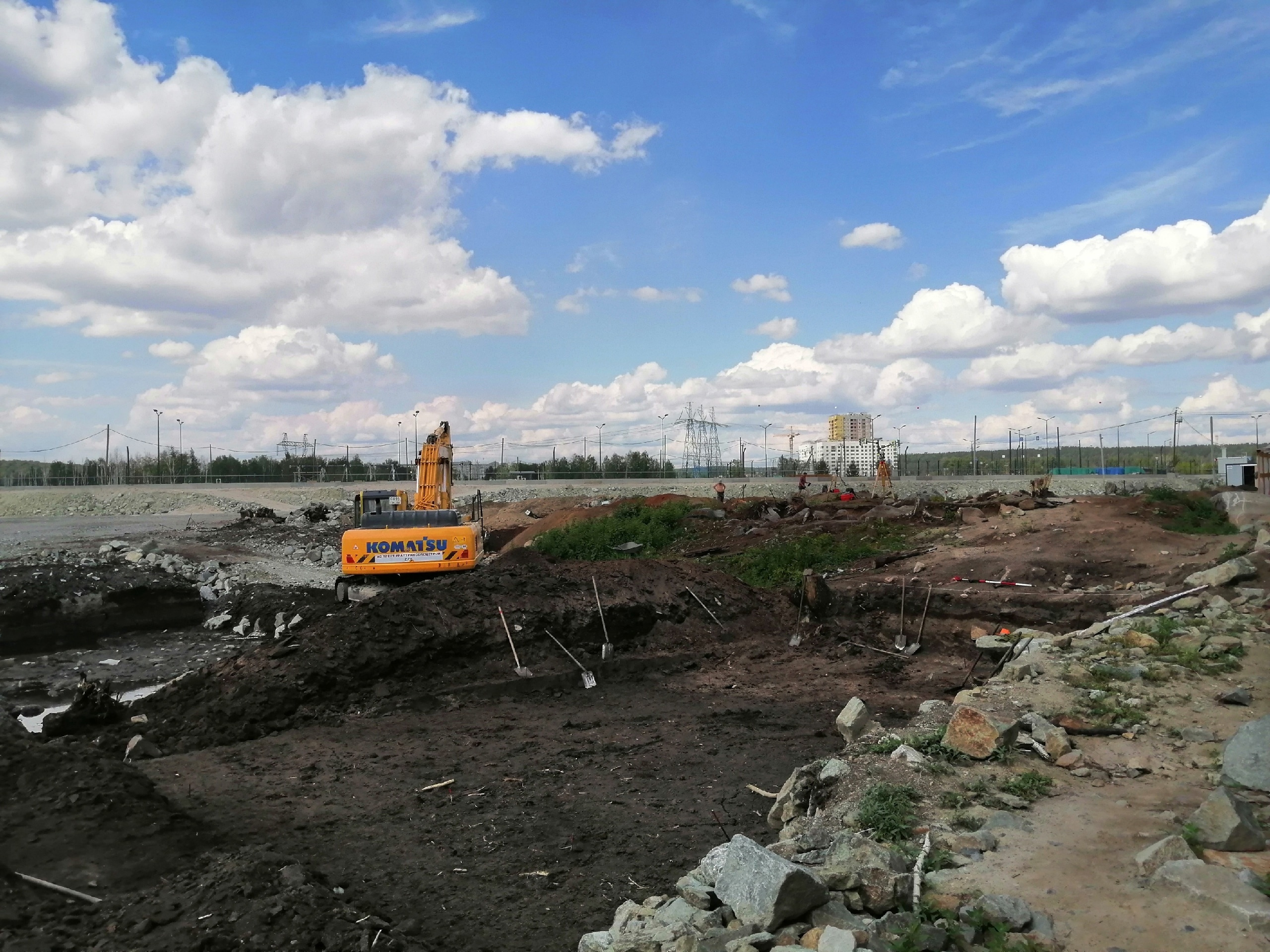 В Екатеринбурге раскопали землю, где было древнее озеро и искали золото. Показываем, что там нашли