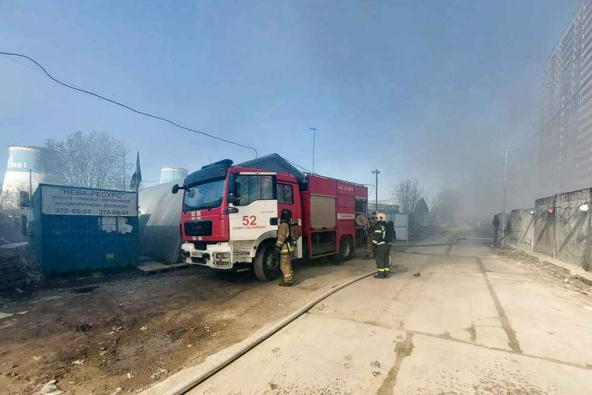 В МЧС показали борьбу с огнём в ангаре на Приневской | 01.05.2023 |  Санкт-Петербург - БезФормата