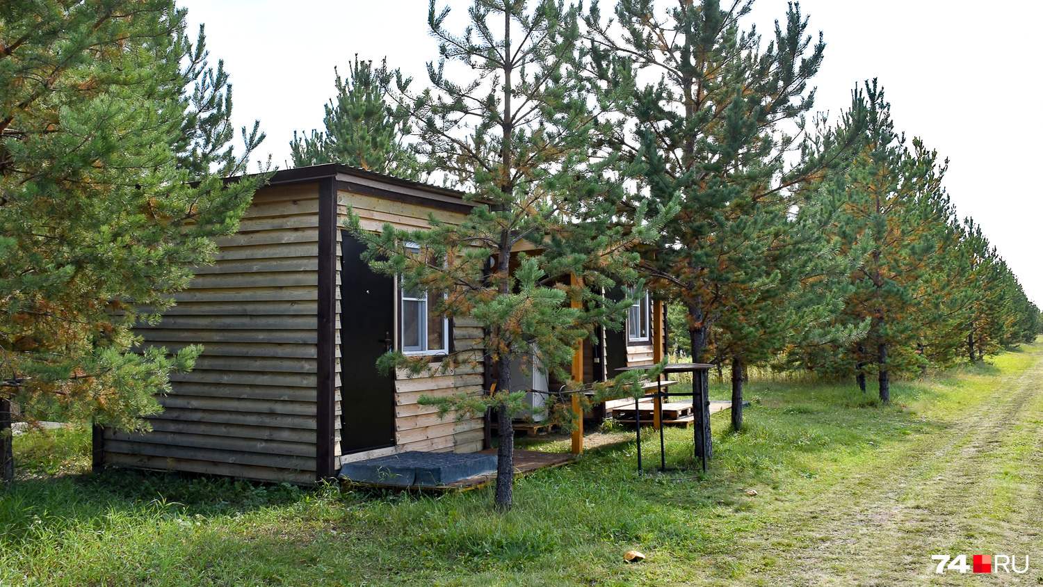 Гостевые мини-домики, в которые помещается кровать и пара тумбочек. Кухня — летняя