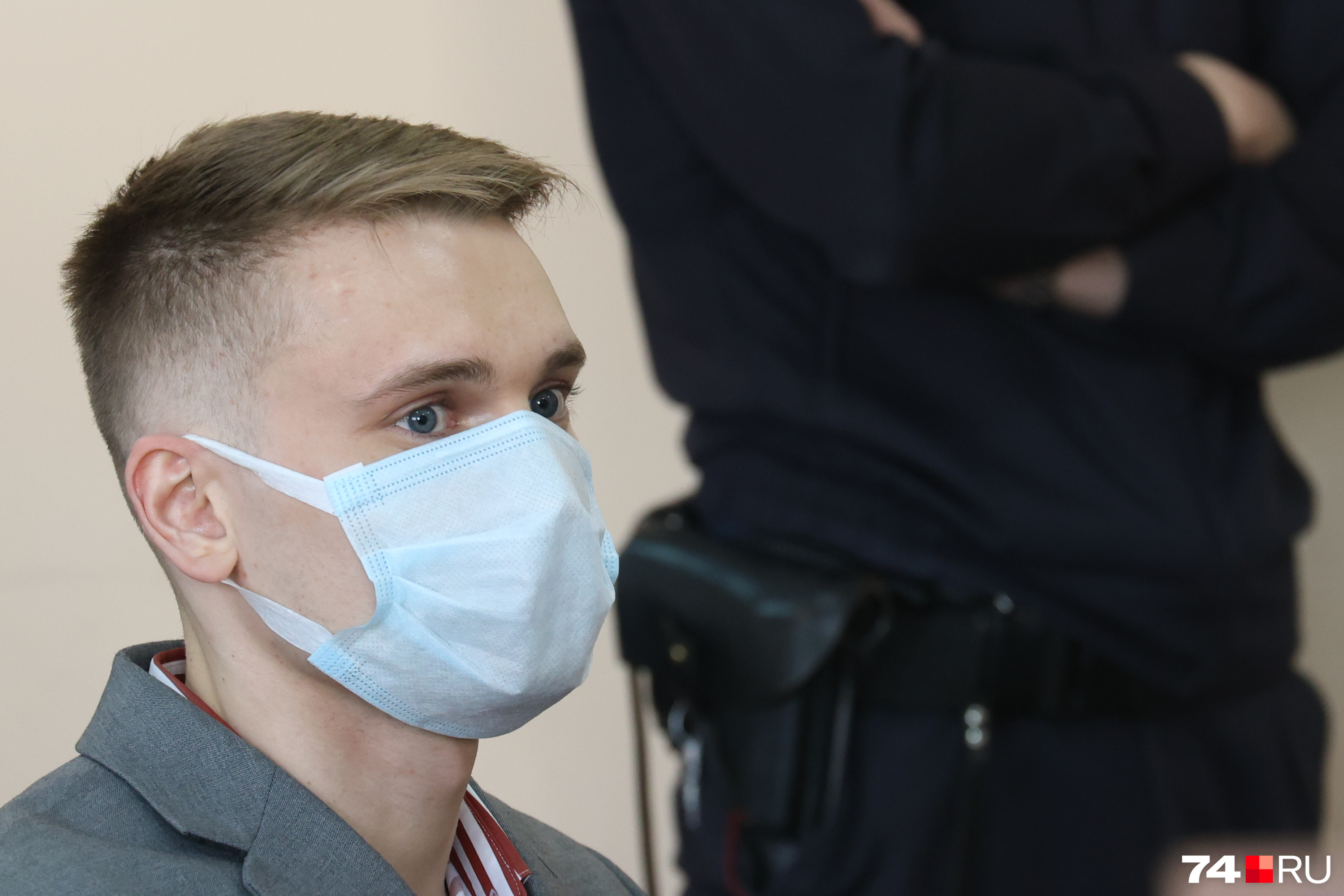 Дмитрий Зыков предпочел скрыть лицо под медицинской маской, хотя их ношение в суде теперь необязательно