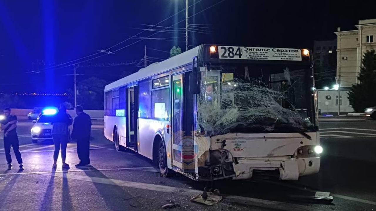 В Саратове дежурный автобус столкнулся с автомобилем Mercedes