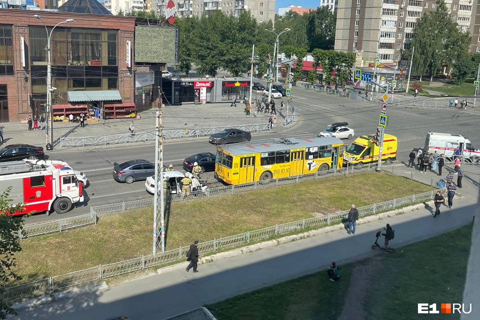 Трое пострадавших в больнице: в Екатеринбурге такси влетело в троллейбус