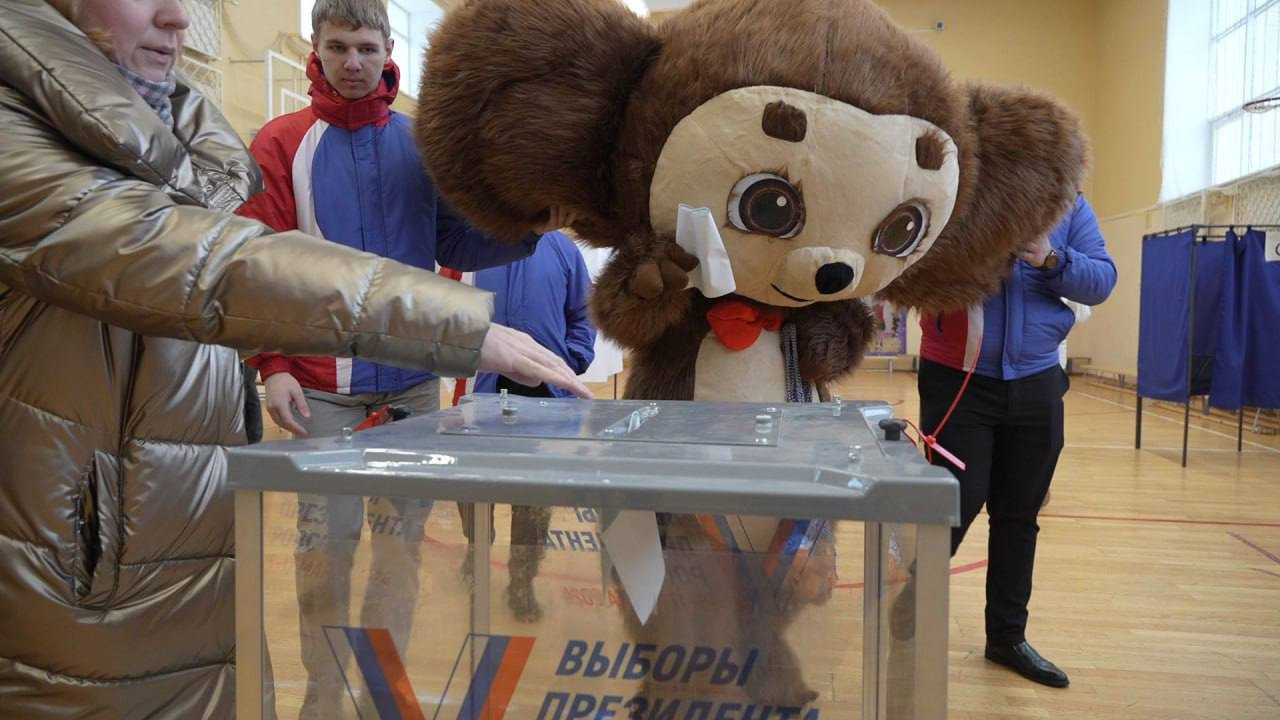 Чебурашка, собака-контролер и бабушка-плясунья: кто голосует в первый день выборов в Югре