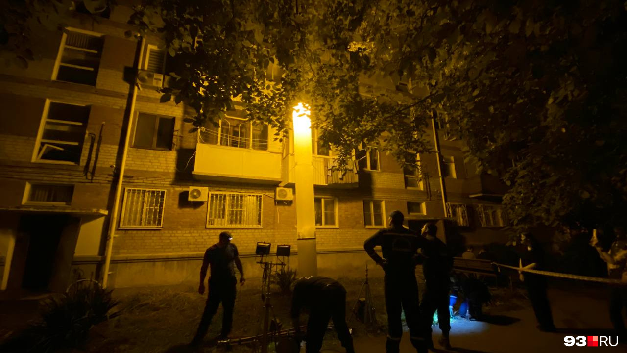 Спасатели зажгли лампу и запустили генератор Спасатели зажгли лампу и запустили генератор
