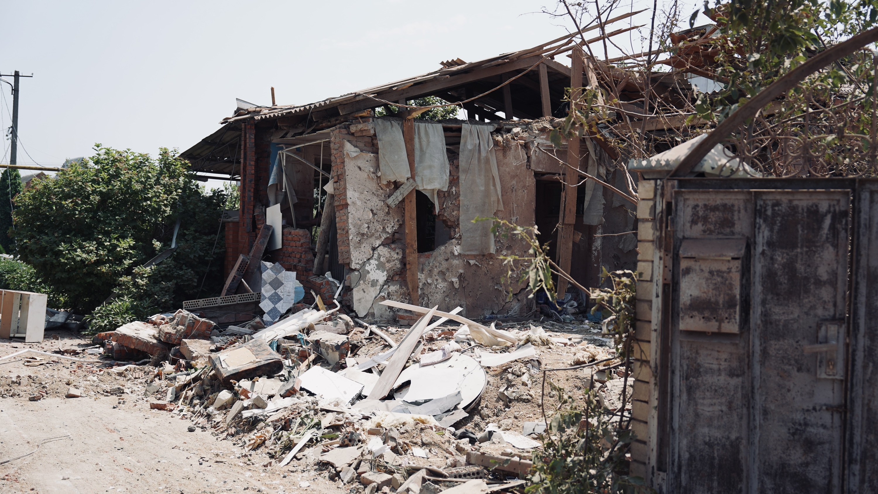 «Думали, хату волной унесет». Репортаж из Славянска-на-Кубани, где беспилотник рухнул на дом и погибла женщина