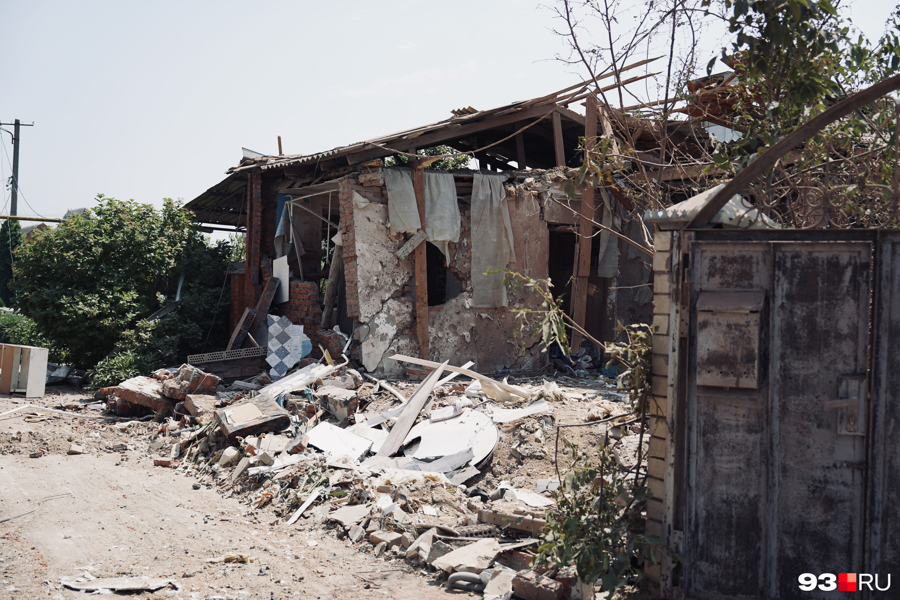 «Думали, хату волной унесет». Репортаж из Славянска-на Кубани, где беспилотник рухнул на дом и погибла женщина