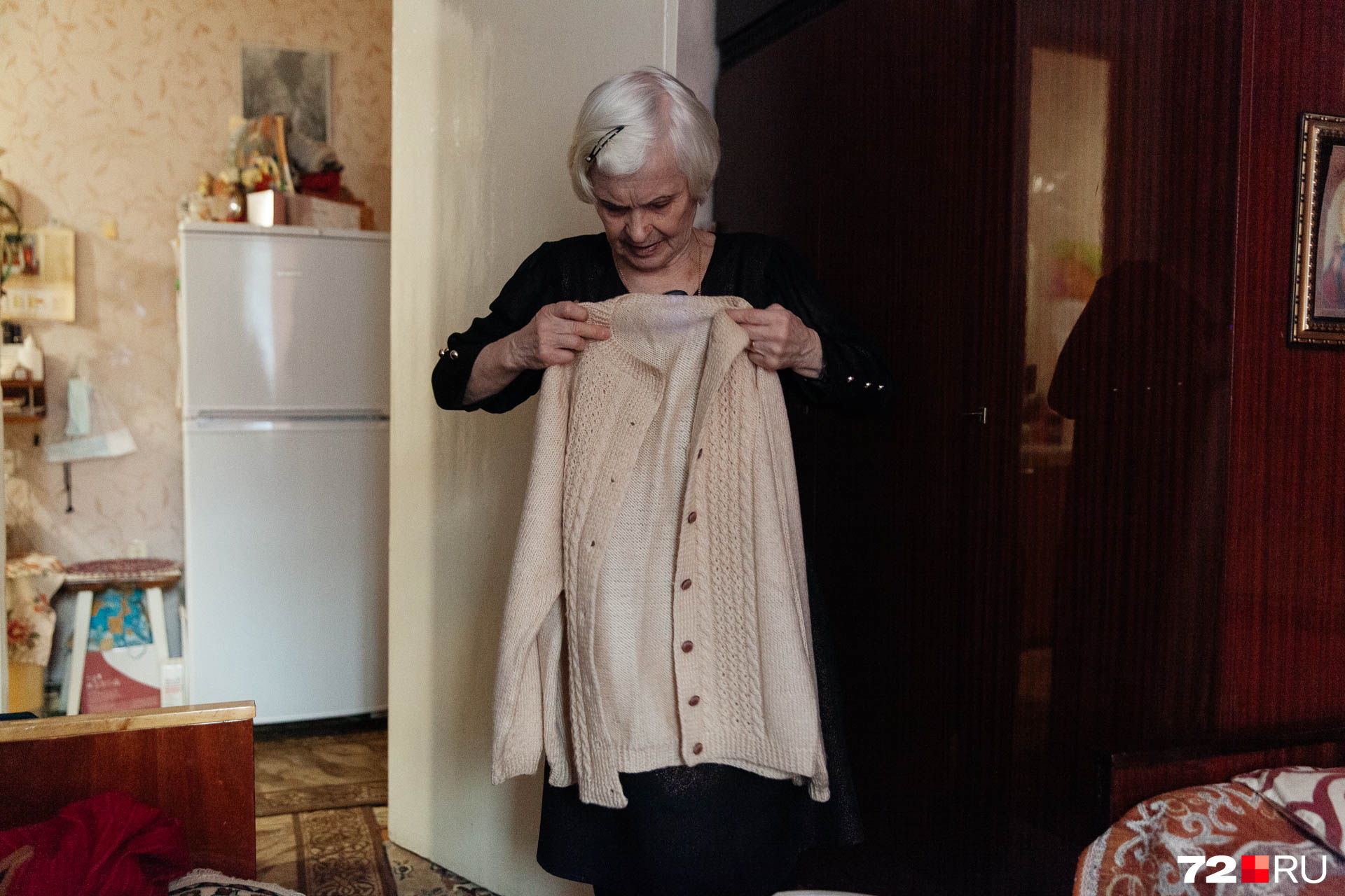 Клара Ивановна любит шить и вязать. К нашему приходу она нарядилась: надела красивое блестящее платье