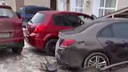 В Новосибирске на Крылова водитель протаранила припаркованные автомобили — видео