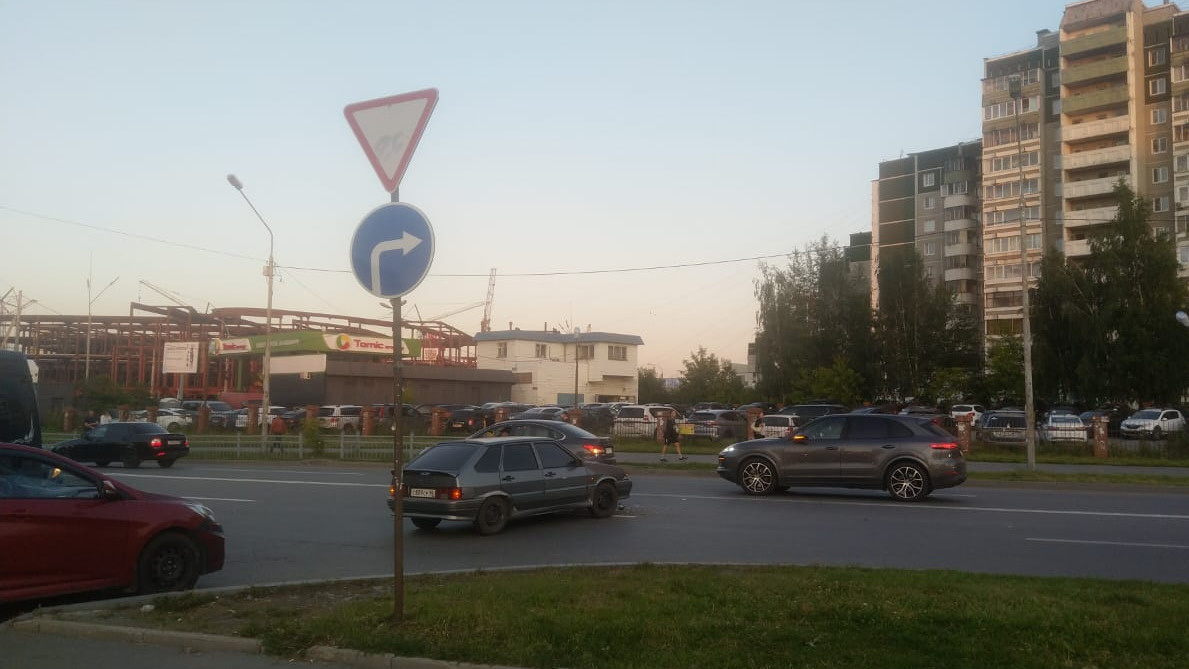 Облюбовали хамский выезд с парковки ТЦ: екатеринбуржец насчитал 26 нарушений за полтора часа